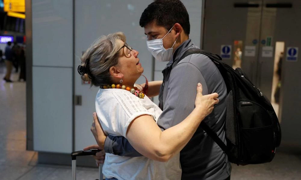 Βρετανία: Καραντίνα τέλος και δάκρυα χαράς στο Χίθροου με οικογένειες και φίλους
